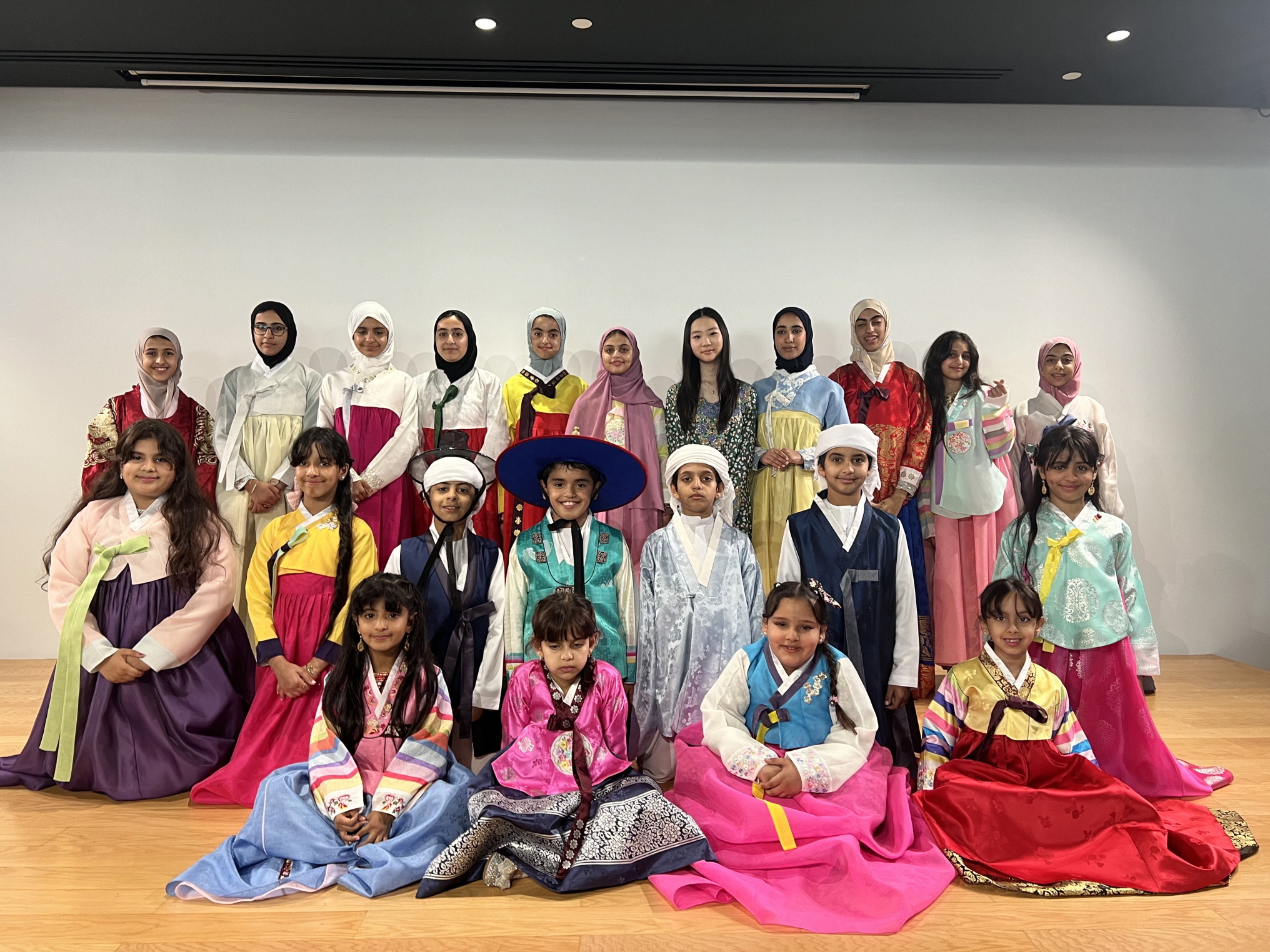 The children and Green Ghaya are taking a group photo while wearing hanbok.