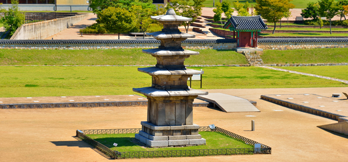 <B> 2. Jeongnimsa Temple Site. </b> The temple site during the Baekje period is located in Dongnam-ri, Buyeo-eup, in which a five-story stone pagoda and a stone seated Buddha remain.